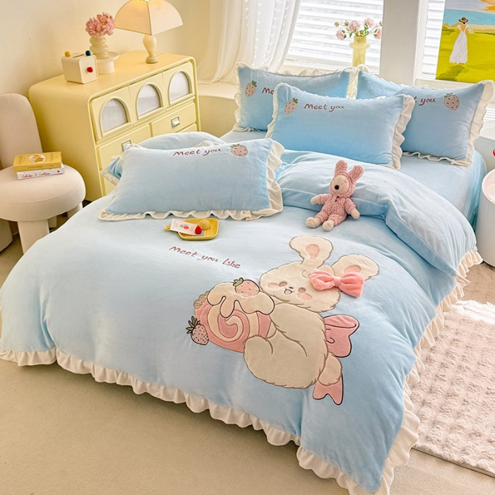 91家纺网 家纺一手货源 找家纺 苏米娜家纺2025新款230g全消光大版卡通牛奶绒兔毛贴布绣花四件套可爱卡通男孩女孩法莱绒被套三件套 可爱兔-婴儿蓝 