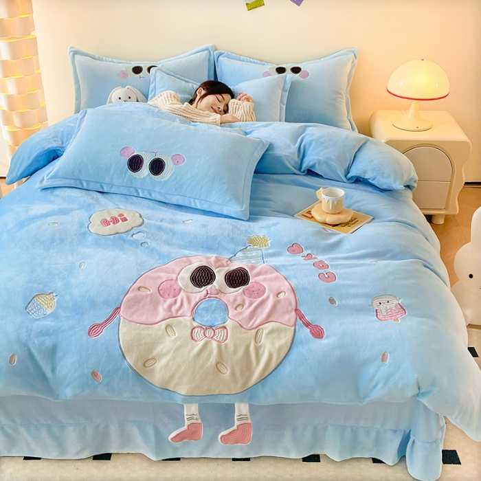 91家纺网 家纺一手货源 找家纺 苏米娜家纺2025新款230g全消光大版卡通牛奶绒兔毛贴布绣花四件套可爱卡通男孩女孩法莱绒被套三件套 甜甜圈—婴儿蓝