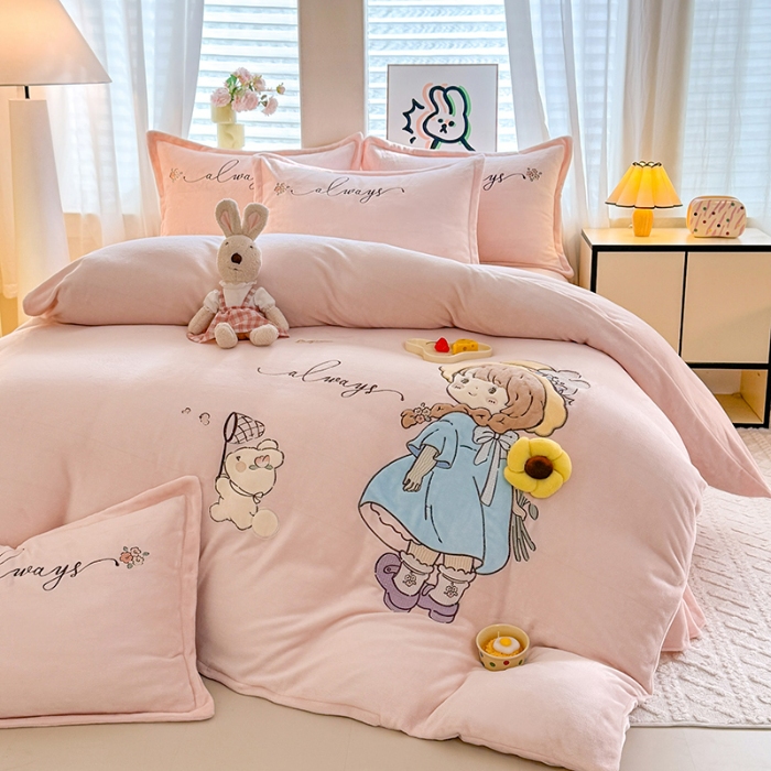 91家纺网 家纺一手货源 找家纺 苏米娜家纺2025新款230g全消光大版卡通牛奶绒兔毛贴布绣花四件套可爱卡通男孩女孩法莱绒被套三件套 萌萌哒-樱花粉
