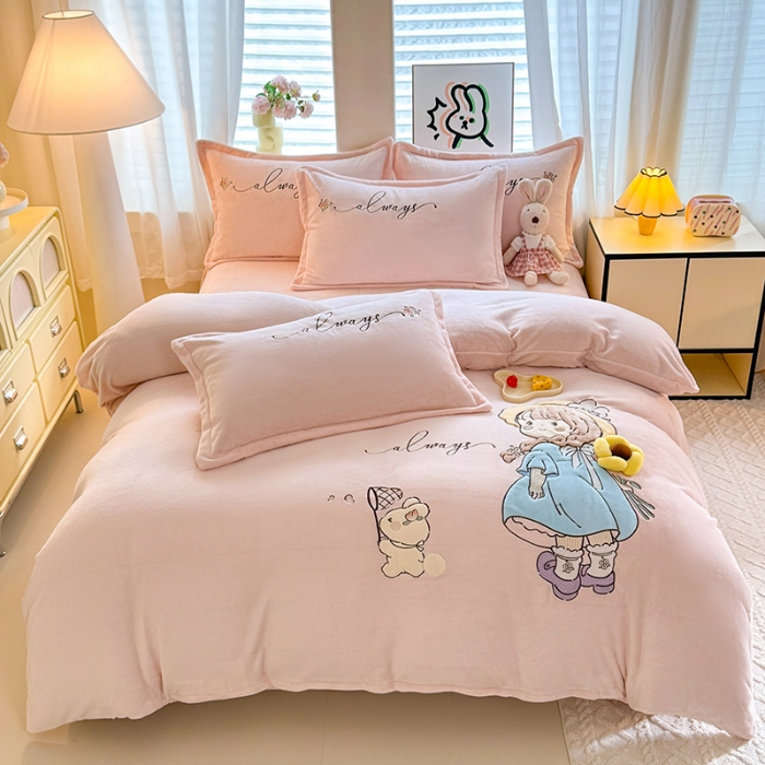 91家纺网 家纺一手货源 找家纺 苏米娜家纺2025新款230g全消光大版卡通牛奶绒兔毛贴布绣花四件套可爱卡通男孩女孩法莱绒被套三件套 萌萌哒-樱花粉
