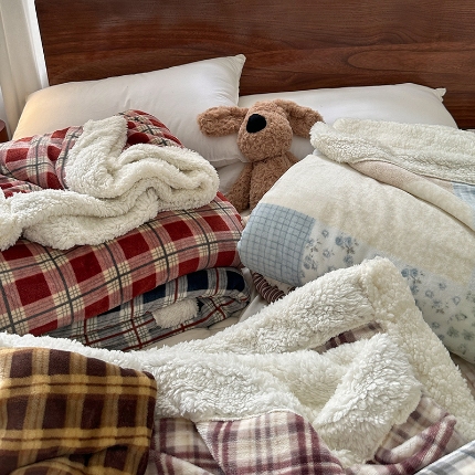 91家纺网 家纺一手货源 找家纺 （总）艾咪-Amy ntmy 2025新款中古风牛奶绒羊羔绒双层毯,方糖,花栖礼紫,组合图,伊索紫,伊索卡其,牛仔格蓝,可乐加糖,牛仔格红,花栖礼蓝,花栖礼咖