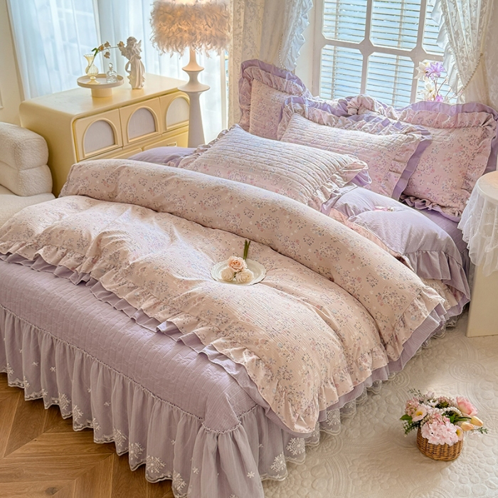 91家纺网 家纺一手货源 找家纺 漫布云家纺2025新款活性印花ins风小碎花软糯水洗棉床盖款四件套全棉纯棉花边款被套 紫韵