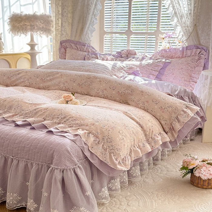 91家纺网 家纺一手货源 找家纺 漫布云家纺2025新款活性印花ins风小碎花软糯水洗棉床盖款四件套全棉纯棉花边款被套 紫韵