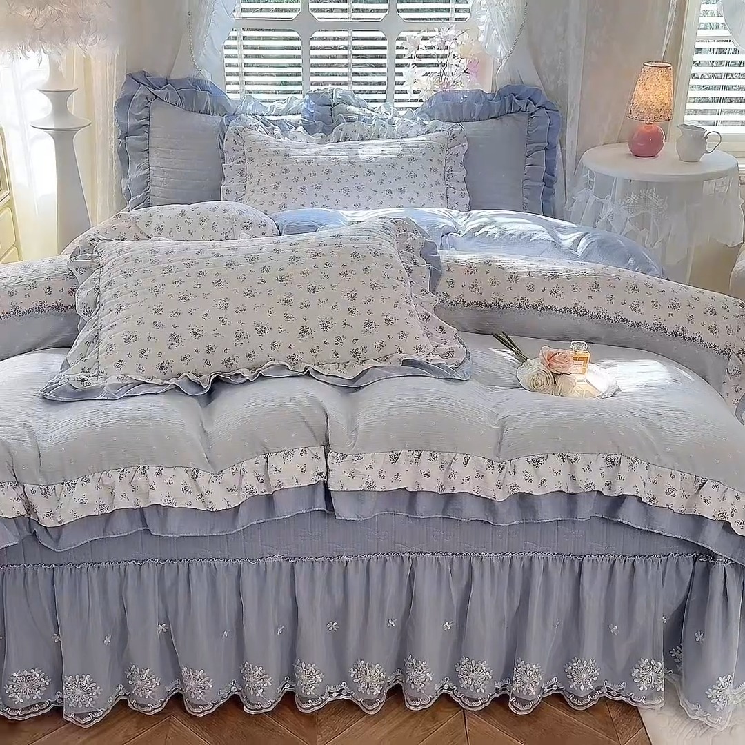 91家纺网 家纺一手货源 找家纺 漫布云家纺2025新款活性印花ins风小碎花软糯水洗棉床盖款四件套全棉纯棉花边款被套 兰黛 