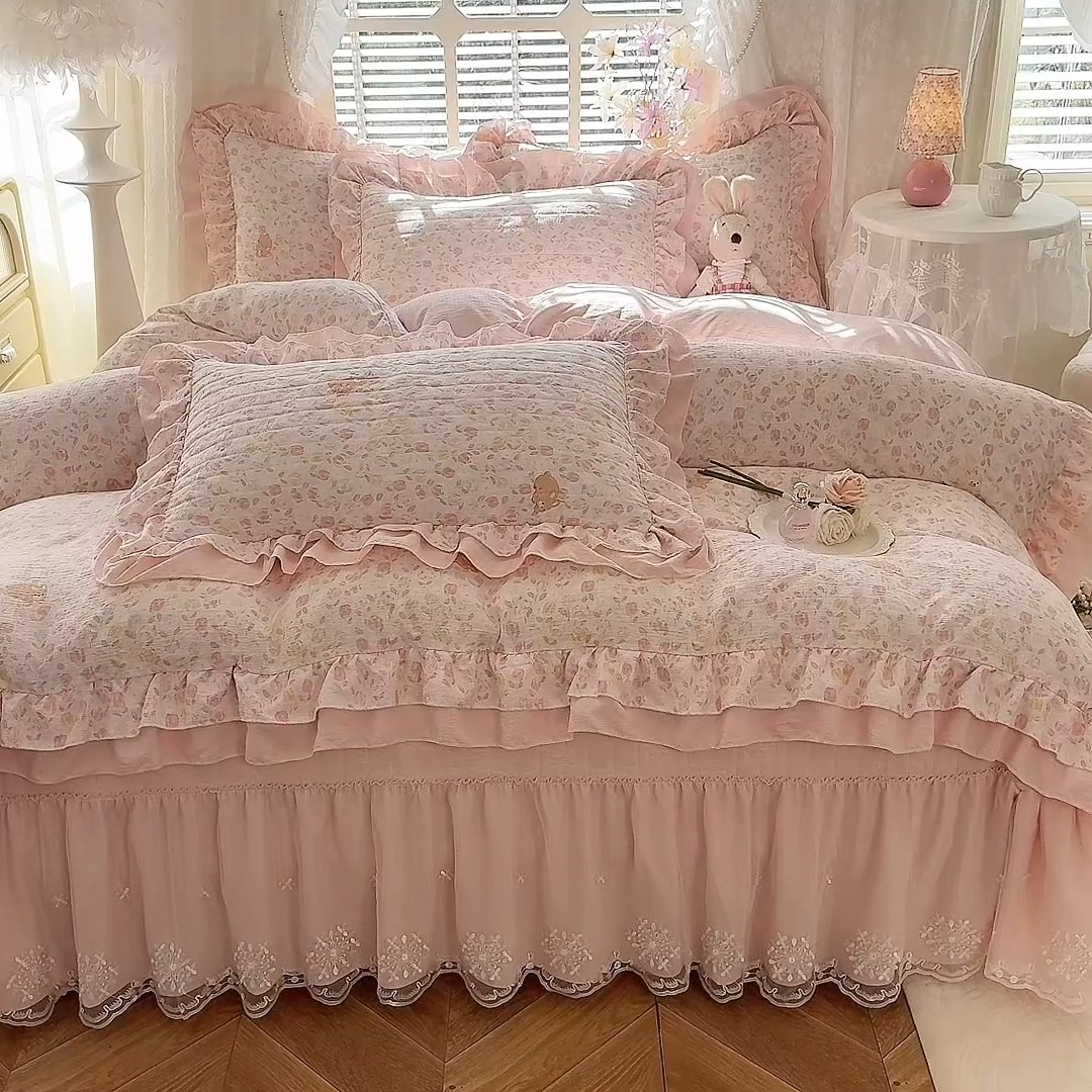 91家纺网 家纺一手货源 找家纺 漫布云家纺2025新款活性印花ins风小碎花软糯水洗棉床盖款四件套全棉纯棉花边款被套 莫奈-粉