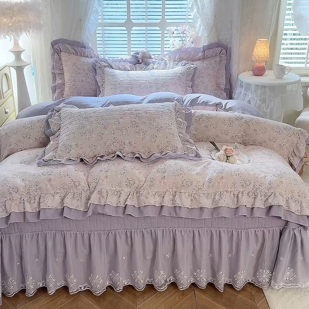 91家纺网 家纺一手货源 找家纺 漫布云家纺2025新款活性印花ins风小碎花软糯水洗棉床盖款四件套全棉纯棉花边款被套 紫韵