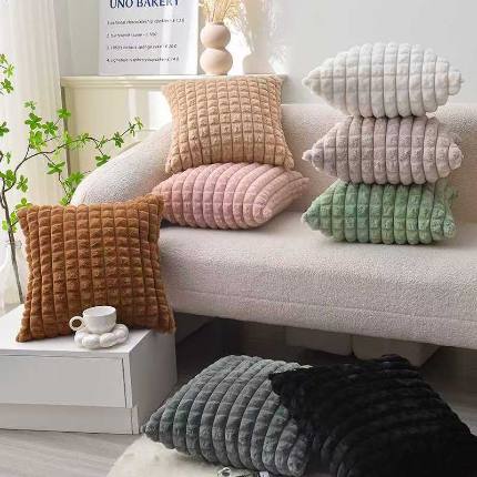 （总）2025爆款仿兔毛绒抱枕靠垫不零售量大优惠-小方格系列