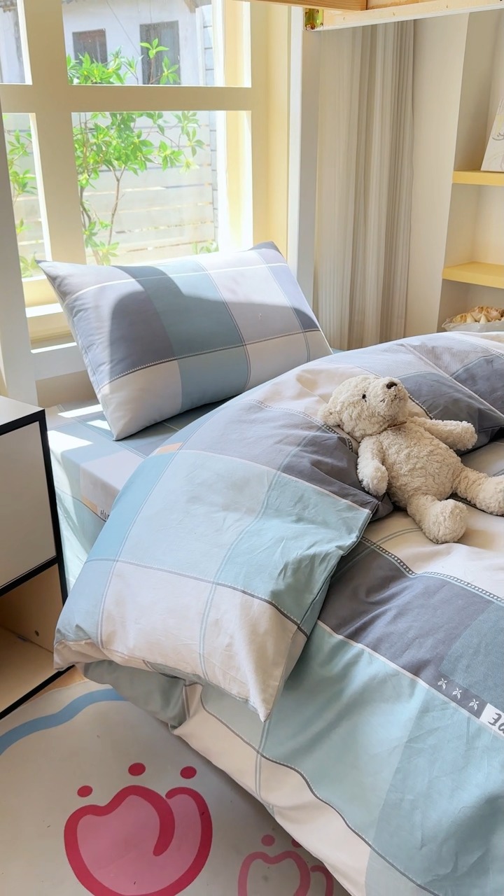 91家纺网 家纺一手货源 找家纺 （总）【苏东来】2025简约13372纯棉全棉学生三四件套宿舍上下铺全棉纯棉格子印花三件套件单品被套床单枕套学生季