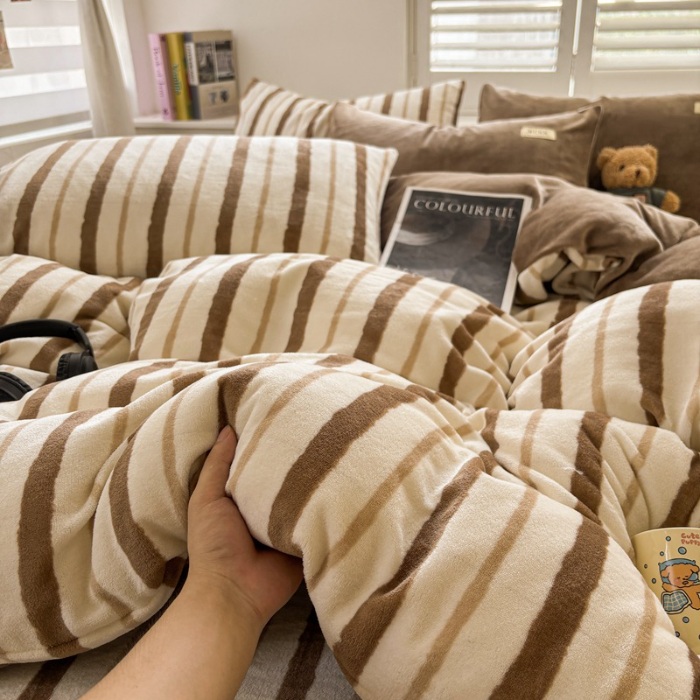 91家纺网 家纺一手货源 找家纺 （含买家秀）2025新款条纹纯色牛奶绒撞色四件套秋冬加厚保暖牛奶绒床单床笠款床上用品