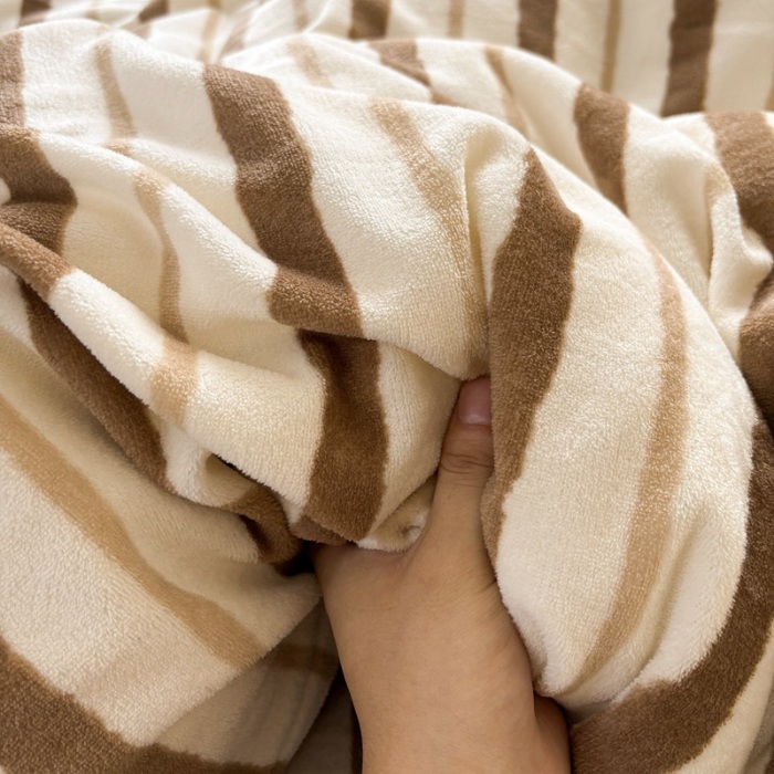 91家纺网 家纺一手货源 找家纺 （含买家秀）2025新款条纹纯色牛奶绒撞色四件套秋冬加厚保暖牛奶绒床单床笠款床上用品