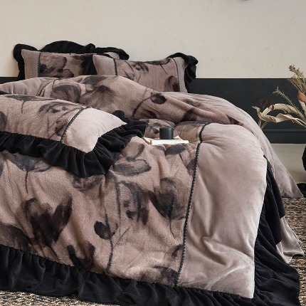 91家纺网 家纺一手货源 找家纺 （总）惯盈家纺 2025新款皮草绒兔绒牛奶绒复古法式蕾丝床裙款四件套-墨间花叙（含买家秀）