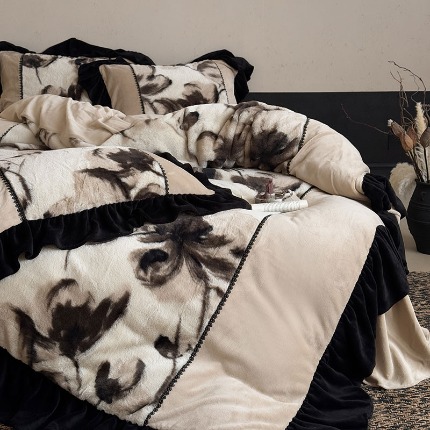 91家纺网 家纺一手货源 找家纺 （总）惯盈家纺 2025新款皮草绒兔绒牛奶绒复古法式蕾丝床裙款四件套-墨间花叙（含买家秀）