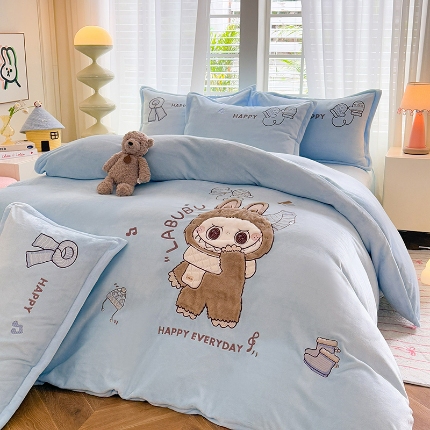 91家纺网 家纺一手货源 找家纺 （总）漫布云家纺2025新款230g全消光大版卡通牛奶绒兔毛贴布绣花四件套可爱卡通男孩女孩法莱绒被套三件套