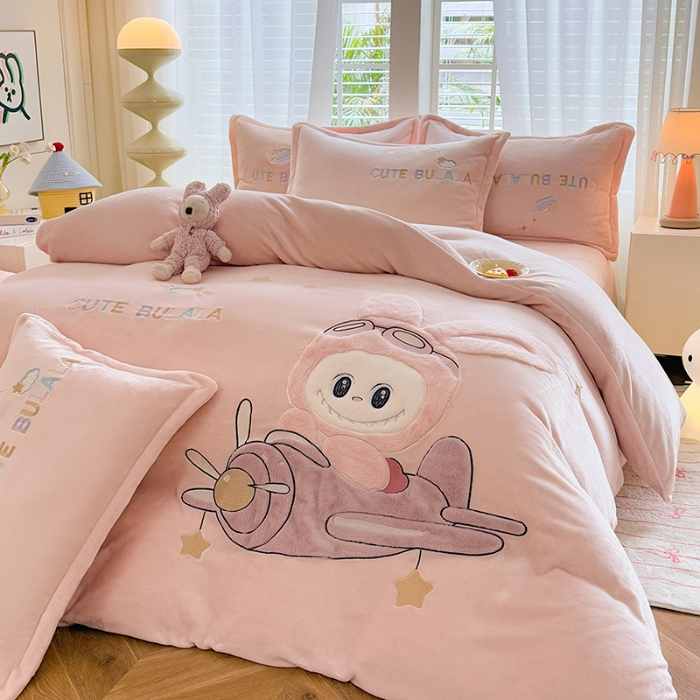 91家纺网 家纺一手货源 找家纺 （总）漫布云家纺2025新款230g全消光大版卡通牛奶绒兔毛贴布绣花四件套可爱卡通男孩女孩法莱绒被套三件套
