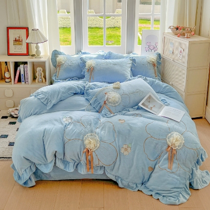 91家纺网 家纺一手货源 找家纺 （总）【苏东来】2025高端韩版花边纯色甜美公主赫本风立体盘花牛奶绒刺绣花四件套清新少女婴儿法莱兔绒四件套