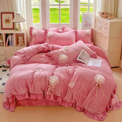 91家纺网 家纺一手货源 找家纺 （总）【苏东来】2025高端韩版花边纯色甜美公主赫本风立体盘花牛奶绒刺绣花四件套清新少女婴儿法莱兔绒四件套