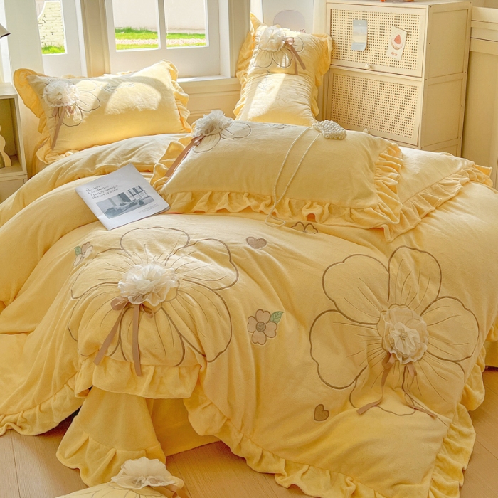 91家纺网 家纺一手货源 找家纺 （总）【苏东来】2025高端韩版花边纯色甜美公主赫本风立体盘花牛奶绒刺绣花四件套清新少女婴儿法莱兔绒四件套