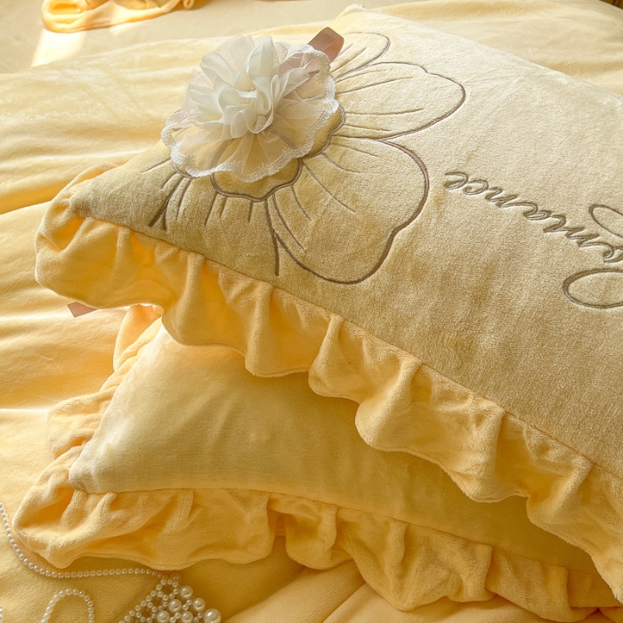 91家纺网 家纺一手货源 找家纺 （总）【苏东来】2025高端韩版花边纯色甜美公主赫本风立体盘花牛奶绒刺绣花四件套清新少女婴儿法莱兔绒四件套