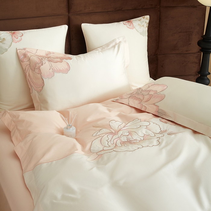 91家纺网 家纺一手货源 找家纺 50S50支长绒棉刺绣四件套专版花型独家特供直播爆款 一见倾心粉