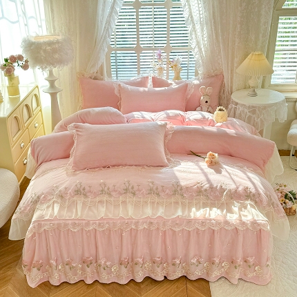 91家纺网 家纺一手货源 找家纺 苏米娜2025秋冬新款230g双层绣花花边全消光牛奶绒床裙款四件套纯色蕾丝花边刺绣床裙款三件套 依恋-香芋紫 