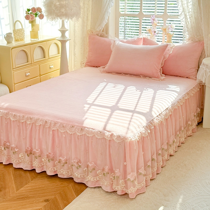 91家纺网 家纺一手货源 找家纺 苏米娜2025秋冬新款230g双层绣花花边全消光牛奶绒床裙款四件套纯色蕾丝花边刺绣床裙款三件套 依恋-樱花粉 