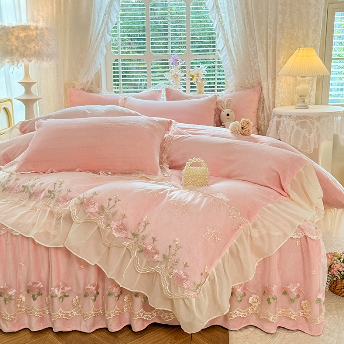 91家纺网 家纺一手货源 找家纺 苏米娜2025秋冬新款230g双层绣花花边全消光牛奶绒床裙款四件套纯色蕾丝花边刺绣床裙款三件套 依恋-樱花粉 