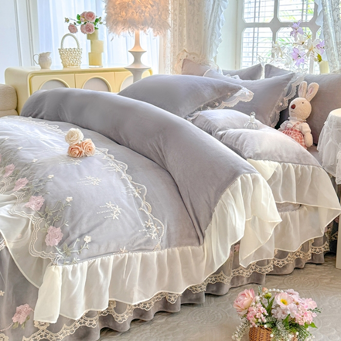 91家纺网 家纺一手货源 找家纺 苏米娜2025秋冬新款230g双层绣花花边全消光牛奶绒床裙款四件套纯色蕾丝花边刺绣床裙款三件套 依恋-高级灰 