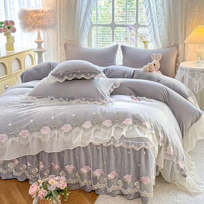 91家纺网 家纺一手货源 找家纺 苏米娜2025秋冬新款230g双层绣花花边全消光牛奶绒床裙款四件套纯色蕾丝花边刺绣床裙款三件套 依恋-高级灰 