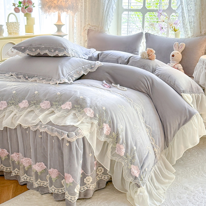 91家纺网 家纺一手货源 找家纺 苏米娜2025秋冬新款230g双层绣花花边全消光牛奶绒床裙款四件套纯色蕾丝花边刺绣床裙款三件套 依恋-高级灰 