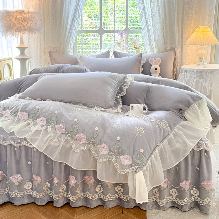 91家纺网 家纺一手货源 找家纺 苏米娜2025秋冬新款230g双层绣花花边全消光牛奶绒床裙款四件套纯色蕾丝花边刺绣床裙款三件套 依恋-高级灰 