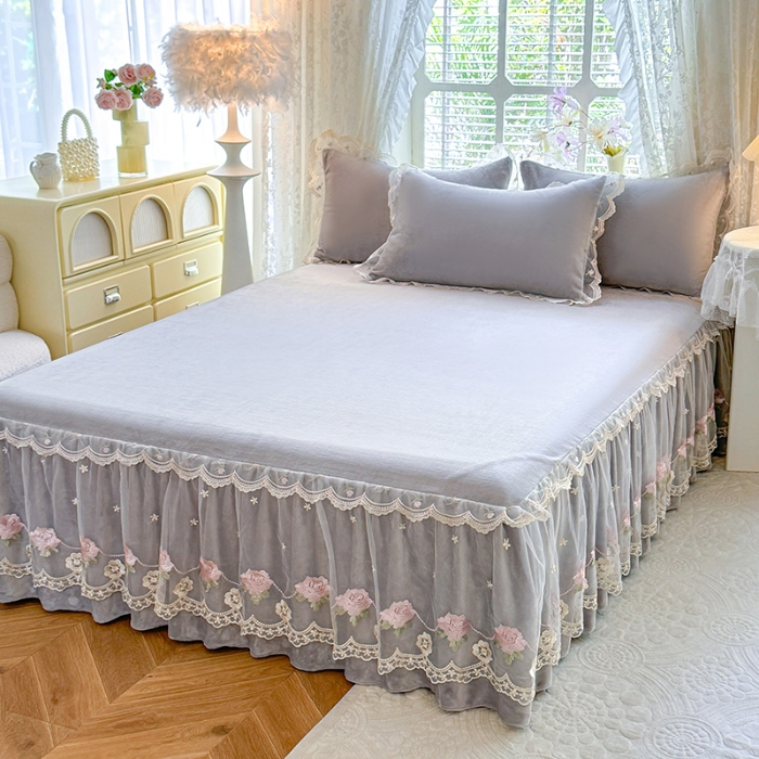 91家纺网 家纺一手货源 找家纺 苏米娜2025秋冬新款230g双层绣花花边全消光牛奶绒床裙款四件套纯色蕾丝花边刺绣床裙款三件套 依恋-高级灰 