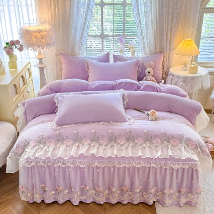 苏米娜2025秋冬新款230g双层绣花花边全消光牛奶绒床裙款四件套纯色蕾丝花边刺绣床裙款三件套 依恋-香芋紫 