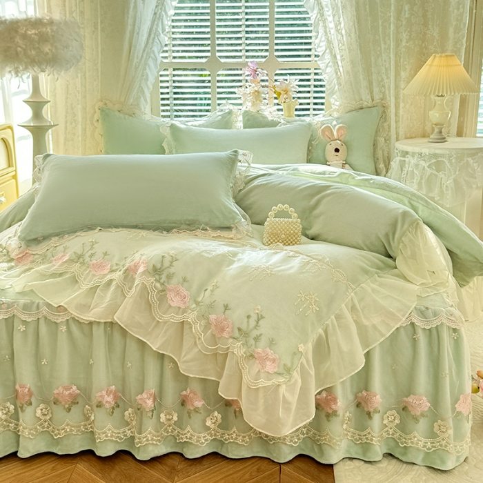 91家纺网 家纺一手货源 找家纺 苏米娜2025秋冬新款230g双层绣花花边全消光牛奶绒床裙款四件套纯色蕾丝花边刺绣床裙款三件套 依恋-新芽绿