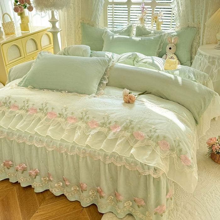 91家纺网 家纺一手货源 找家纺 苏米娜2025秋冬新款230g双层绣花花边全消光牛奶绒床裙款四件套纯色蕾丝花边刺绣床裙款三件套 依恋-新芽绿