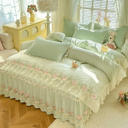 苏米娜2025秋冬新款230g双层绣花花边全消光牛奶绒床裙款四件套纯色蕾丝花边刺绣床裙款三件套 依恋-新芽绿