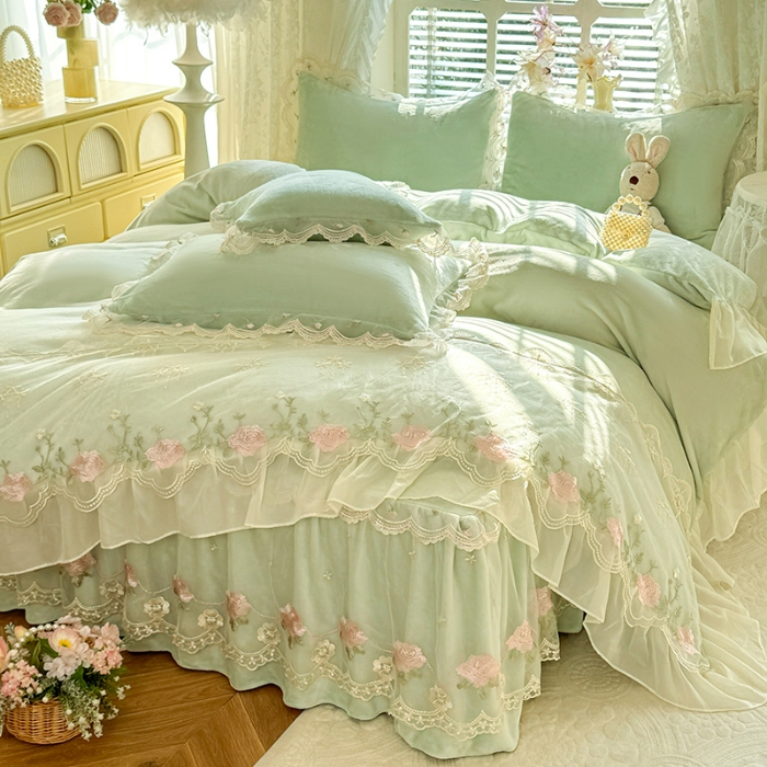 91家纺网 家纺一手货源 找家纺 苏米娜2025秋冬新款230g双层绣花花边全消光牛奶绒床裙款四件套纯色蕾丝花边刺绣床裙款三件套 依恋-新芽绿