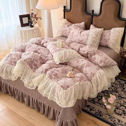 91家纺网 家纺一手货源 找家纺 （总）苏米娜2025秋冬新款法式复古双层花边大蕾丝水洗棉亚麻床盖款四件套全棉纯棉印花小碎花四件套 