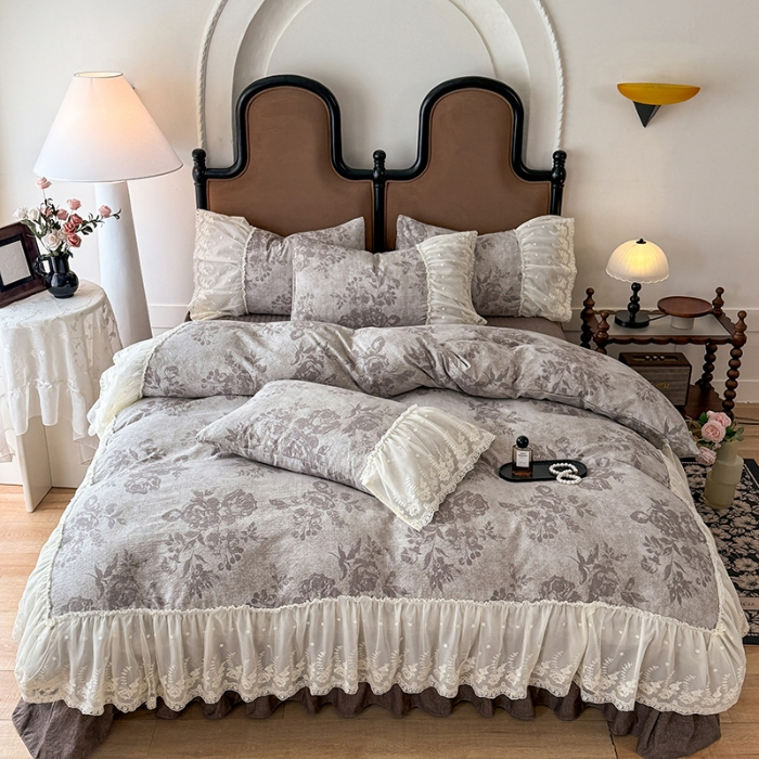 91家纺网 家纺一手货源 找家纺 苏米娜2025秋冬新款法式复古双层花边大蕾丝水洗棉亚麻床盖款四件套全棉纯棉印花小碎花四件套  巴洛克灰  