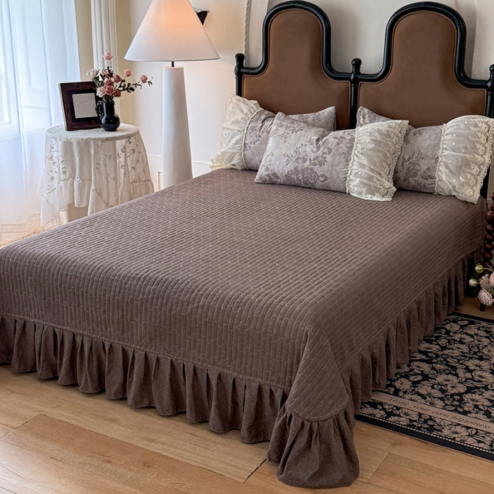 91家纺网 家纺一手货源 找家纺 苏米娜2025秋冬新款法式复古双层花边大蕾丝水洗棉亚麻床盖款四件套全棉纯棉印花小碎花四件套  巴洛克灰  