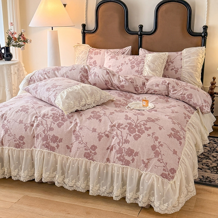 91家纺网 家纺一手货源 找家纺 苏米娜2025秋冬新款法式复古双层花边大蕾丝水洗棉亚麻床盖款四件套全棉纯棉印花小碎花四件套  粉黛  