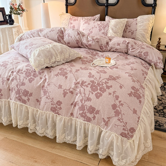 91家纺网 家纺一手货源 找家纺 苏米娜2025秋冬新款法式复古双层花边大蕾丝水洗棉亚麻床盖款四件套全棉纯棉印花小碎花四件套  粉黛  