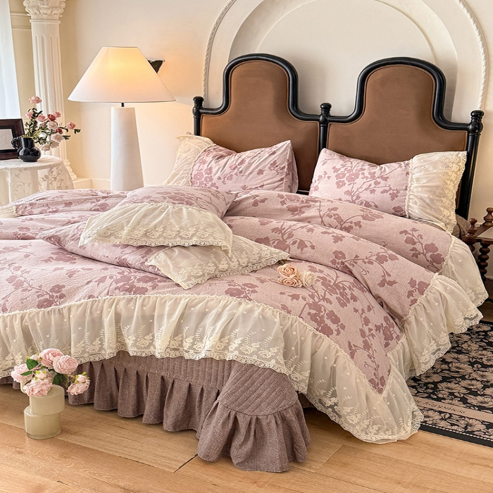 91家纺网 家纺一手货源 找家纺 苏米娜2025秋冬新款法式复古双层花边大蕾丝水洗棉亚麻床盖款四件套全棉纯棉印花小碎花四件套  粉黛  