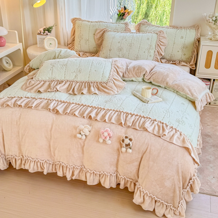 91家纺网 家纺一手货源 找家纺 （总）【苏东来】2025高端加厚法式工艺款韩版盘花边纯色甜美公主赫本风拼接雕花兔毛绒牛奶绒四件套婴儿绒