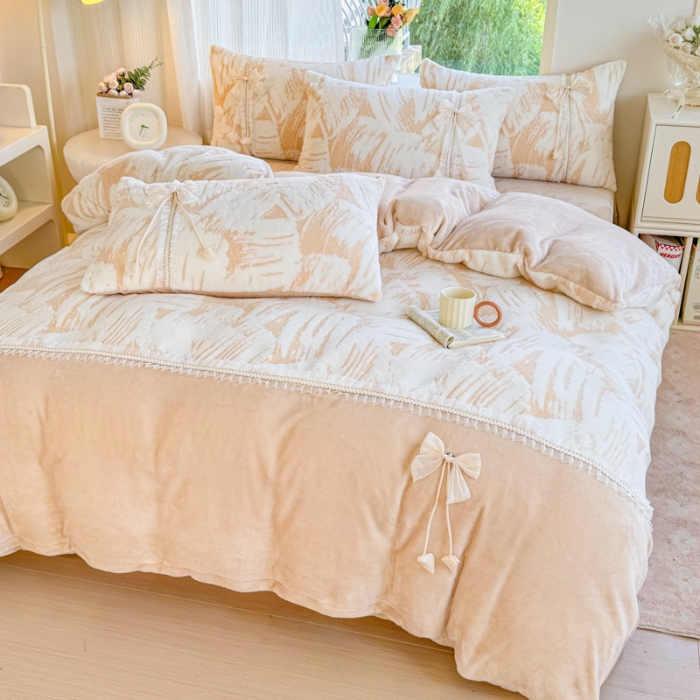 91家纺网 家纺一手货源 找家纺 （总）【苏东来】2025高端加厚法式工艺款韩版盘花边纯色甜美公主赫本风拼接雕花兔毛绒牛奶绒四件套婴儿绒