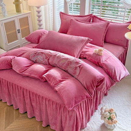 91家纺网 家纺一手货源 找家纺 （总）漫布云2025秋冬新款全消光大版花卉平绣牛奶绒刺绣款四件套--绽放系列