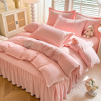 91家纺网 家纺一手货源 找家纺 （总）漫布云2025秋冬新款全消光大版花卉平绣牛奶绒刺绣款四件套--绽放系列