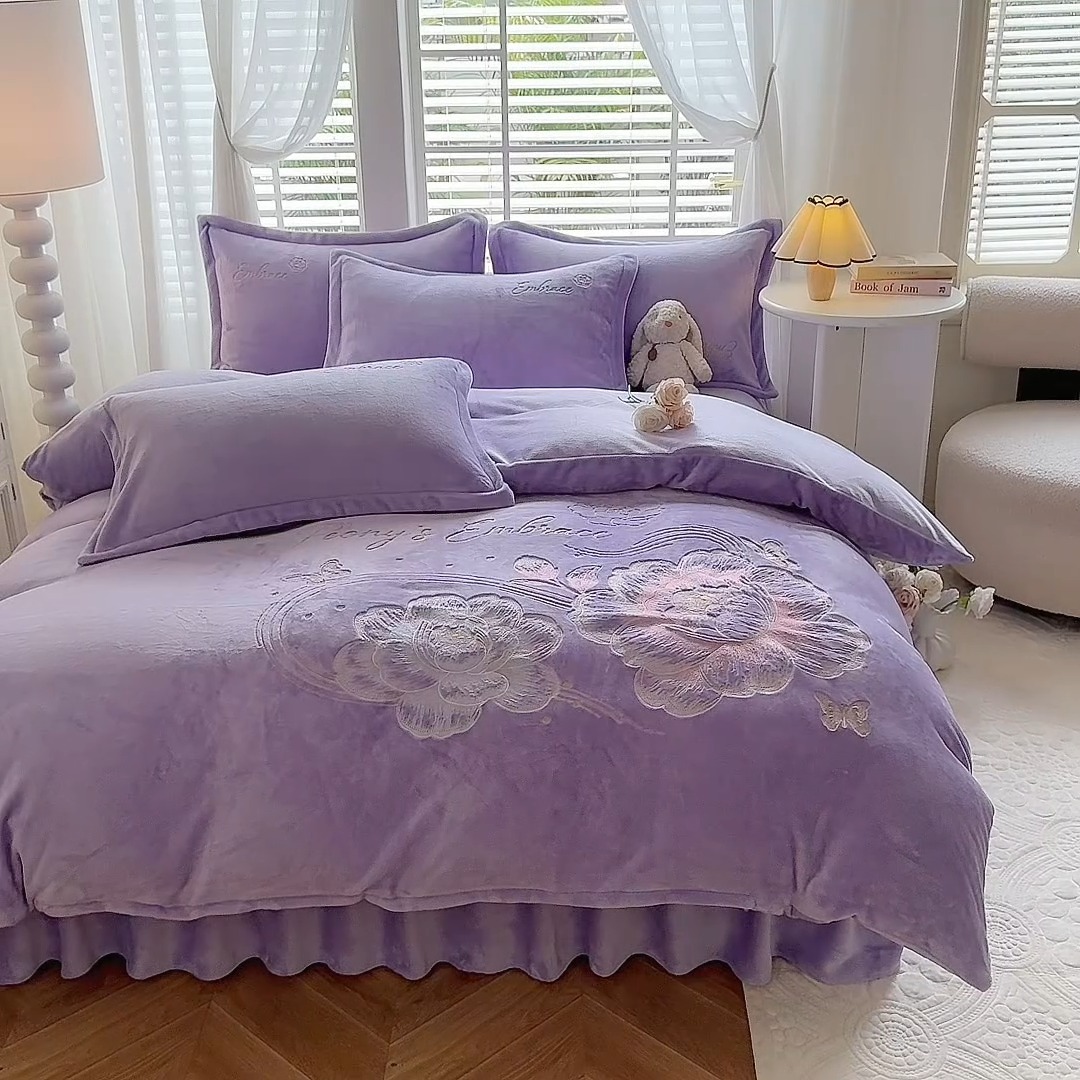 91家纺网 家纺一手货源 找家纺 （总）漫布云2025秋冬新款全消光大版花卉平绣牛奶绒刺绣款四件套--绽放系列