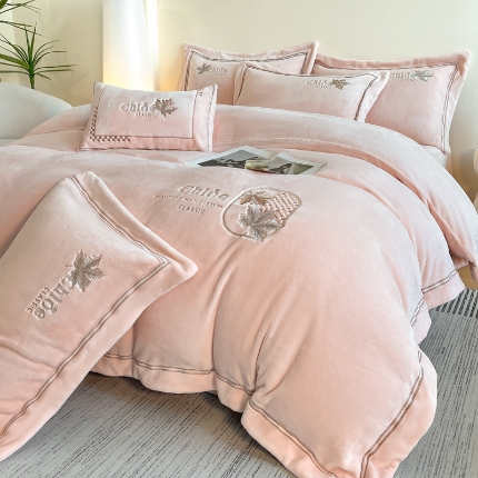 91家纺网 家纺一手货源 找家纺 （总）牛奶绒宝宝水晶绒法莱冰岛绒简约轻奢拼接刺绣保暖冬季保温四件套翩跹-柔黄