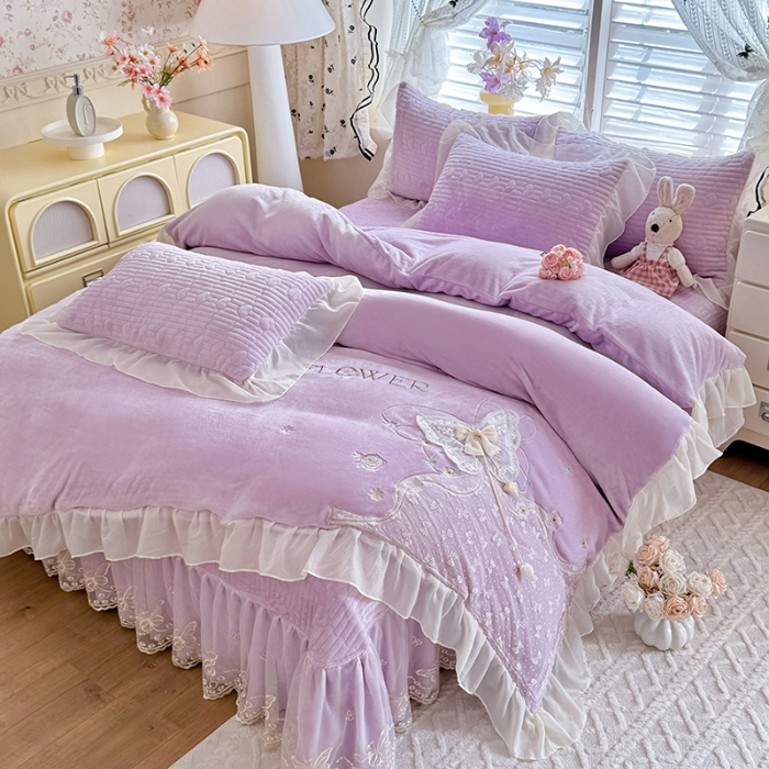 91家纺网 家纺一手货源 找家纺 漫布云2026秋冬新款11斤230g全消光牛奶绒夹棉床盖款四件套纯色蕾丝花边刺绣床裙款床盖 蝶恋花-梦幻紫 