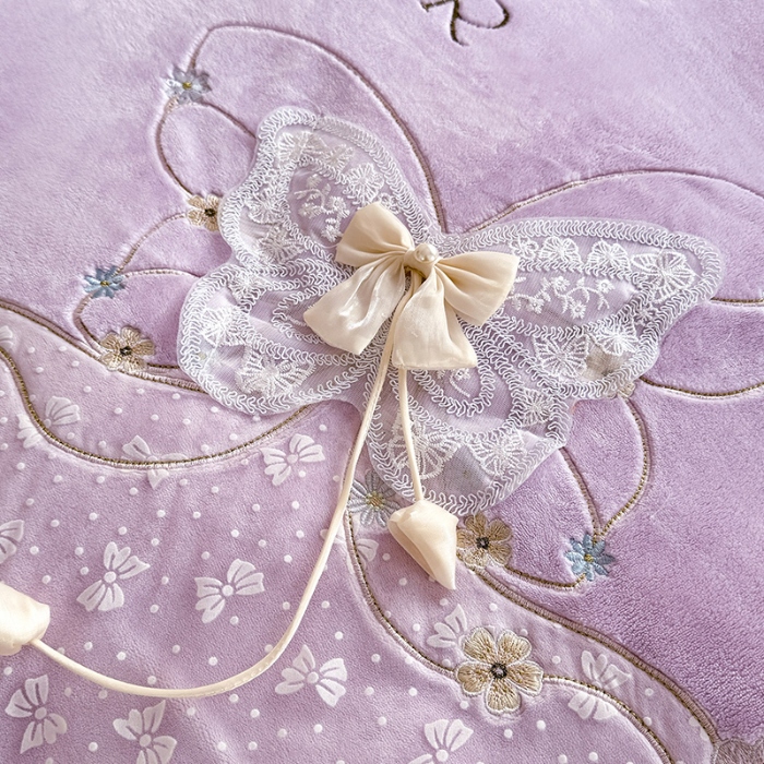 91家纺网 家纺一手货源 找家纺 漫布云2026秋冬新款11斤230g全消光牛奶绒夹棉床盖款四件套纯色蕾丝花边刺绣床裙款床盖 蝶恋花-梦幻紫 